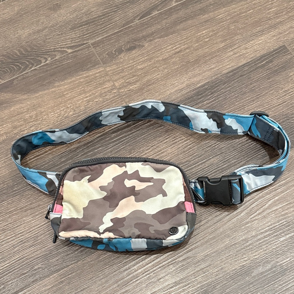 Lululemon Everywhere Belt Bag 1L Heritage 365 Camo Pink Multi